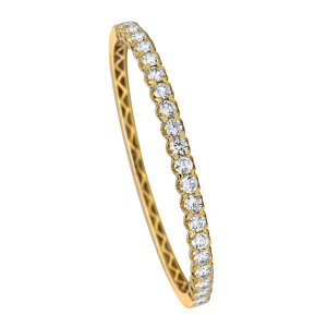 18KT 4.95 CT Studded Diamond Bangle 18KT 4.95 CT Studded Diamond Bangle