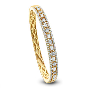 18KT 2.00 CT Diamond Studded Round Bangle 18KT 2.00 CT Diamond Studded Round Bangle